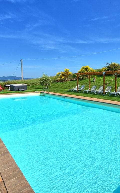 Casale Santa Francesca: basseng, Hage, Utendørs