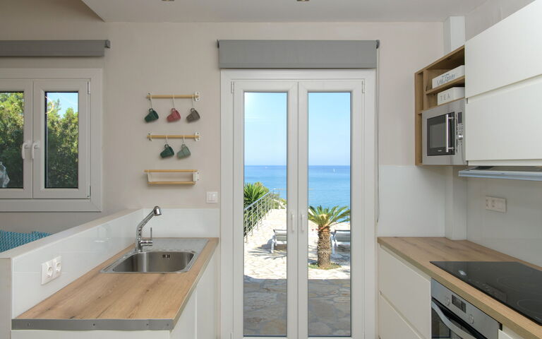 Beachfront Villa Seasun: Kjøkken, Lunsjrom