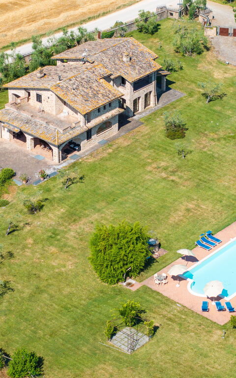 Villa Assisi: basseng, Hage