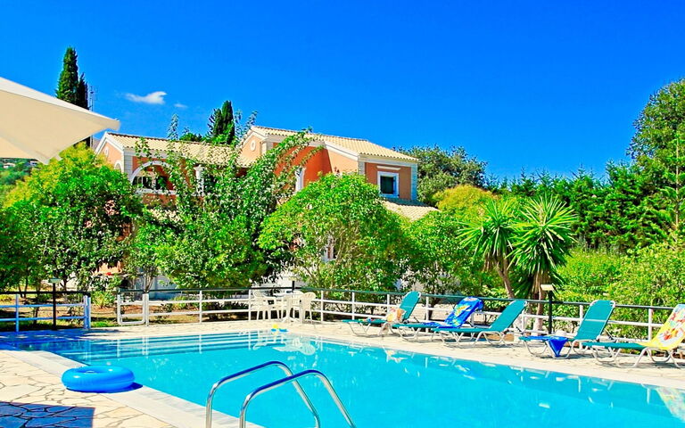 Beach Villa Nancy: basseng, Hage