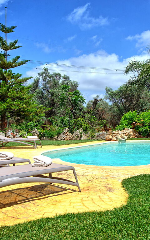 Trullo Santo Stefano: basseng, Hage, Utendørs