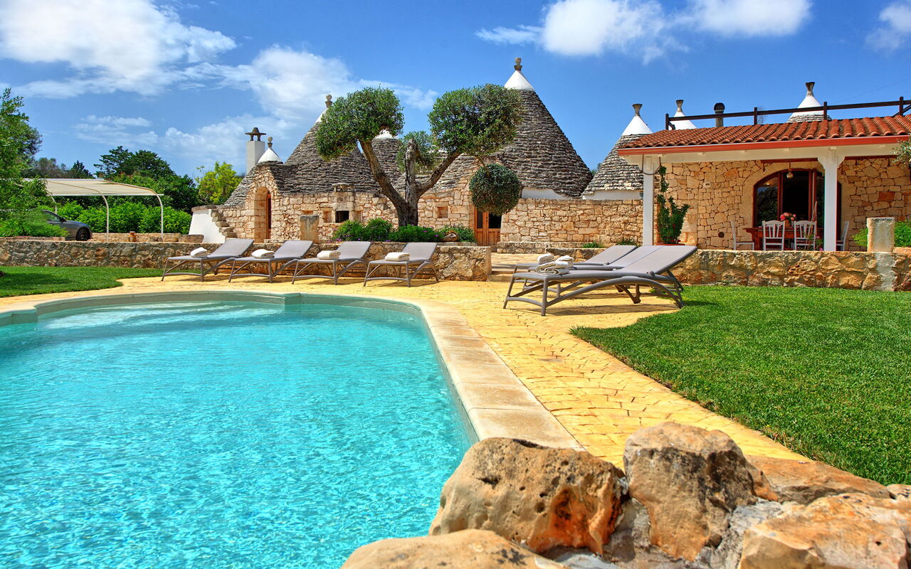 Trullo Santo Stefano: basseng, Hage, Utendørs