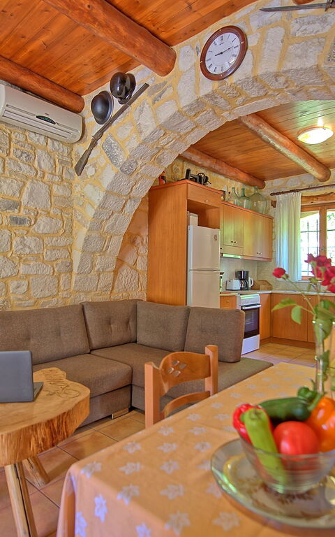 Villa Nipos: Kjøkken, Lunsjrom, Stue