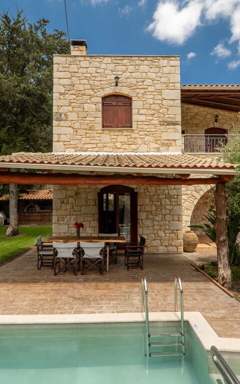 Villa Nipos: basseng, Hage, Utendørs