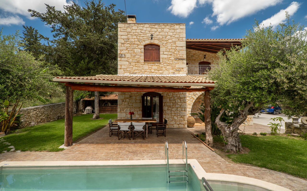 Villa Nipos: basseng, Hage, Utendørs