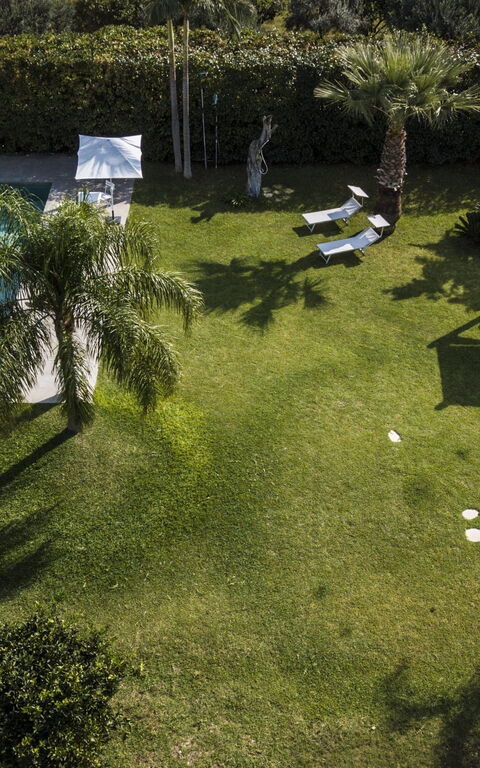 Villa Denari: Hage, Utendørs