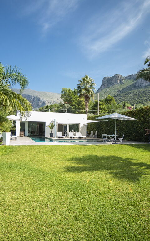 Villa Denari: Hage, Utendørs