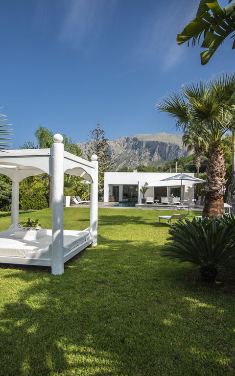 Villa Denari: Hage, Utendørs