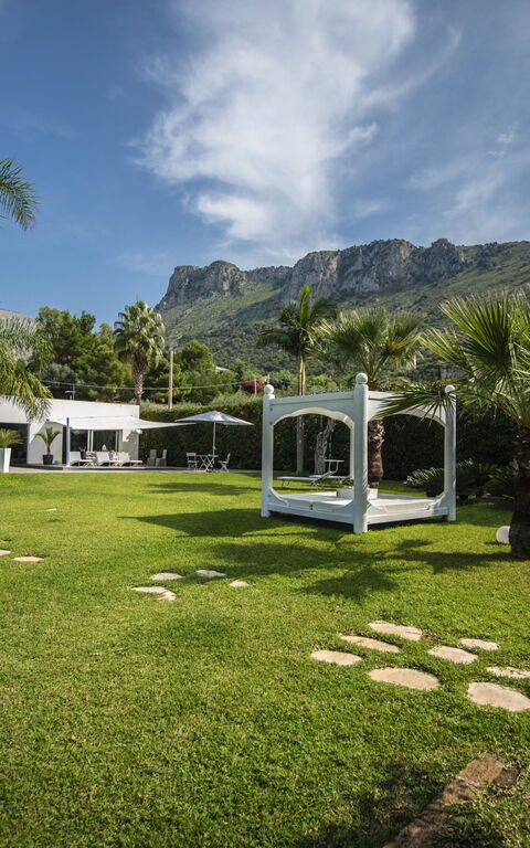 Villa Denari: Hage, Utendørs