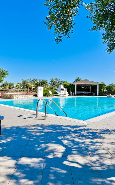 Tenutersa: basseng, Eksteriør, Utendørs