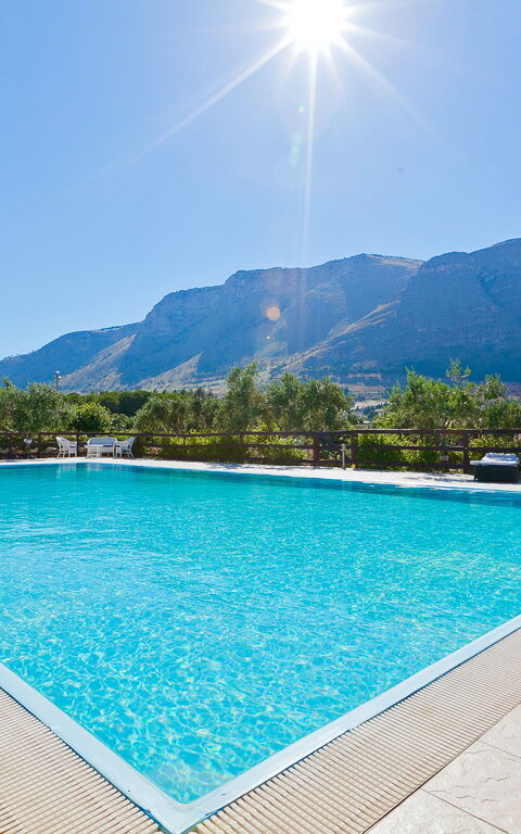 Tenutersa: basseng, Eksteriør, Utendørs