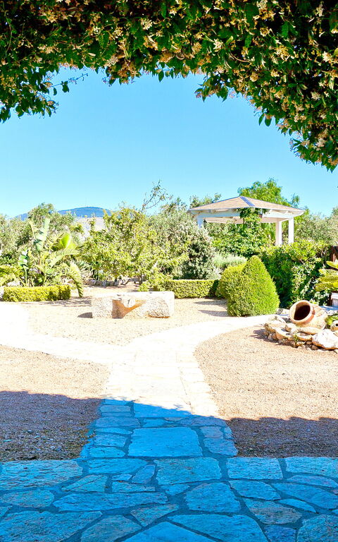 Tenutersa: Eksteriør, Hage, Utendørs