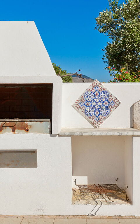 Tenutersa: Eksteriør, Hage, Utendørs