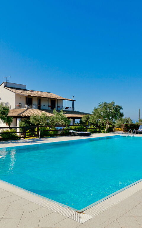 Tenutersa: basseng, Eksteriør, Utendørs