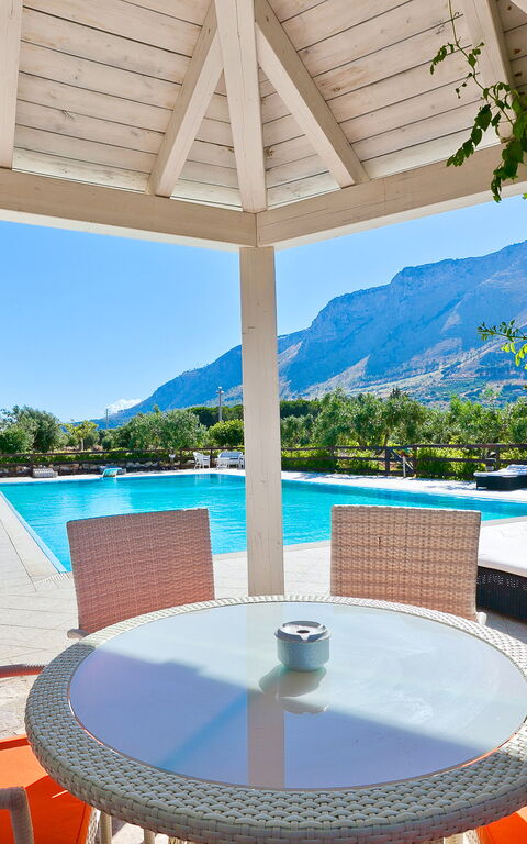 Tenutersa: basseng, Eksteriør, Utendørs