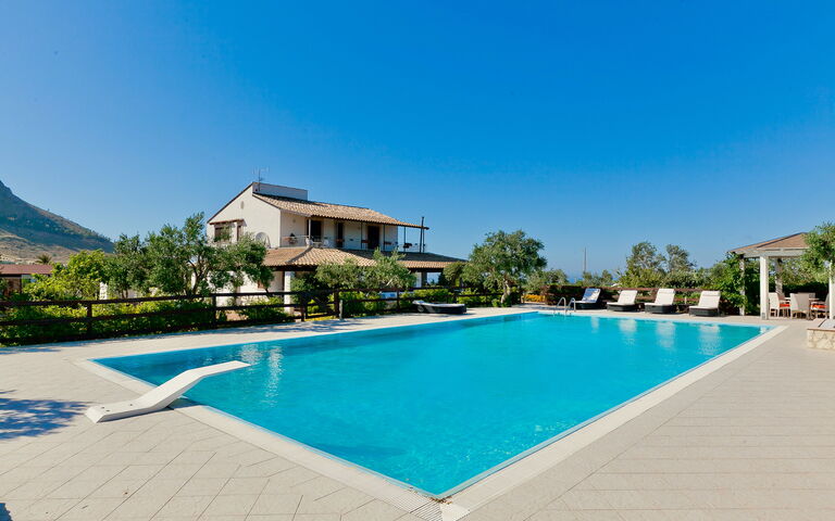 Tenutersa: basseng, Eksteriør, Utendørs