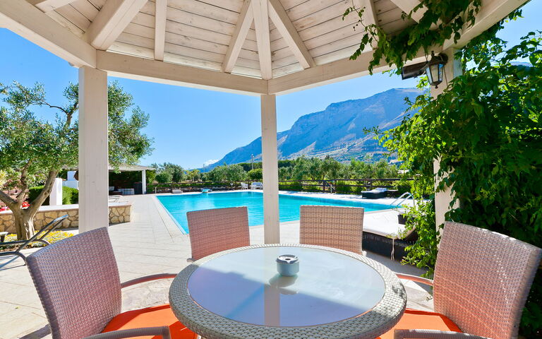 Tenutersa: basseng, Eksteriør, Utendørs