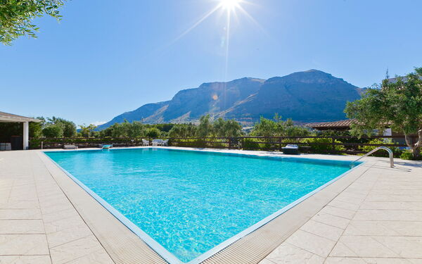 Tenutersa: basseng, Eksteriør, Utendørs