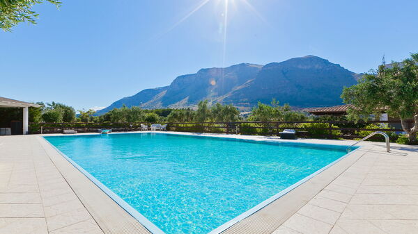 Tenutersa: basseng, Eksteriør, Utendørs