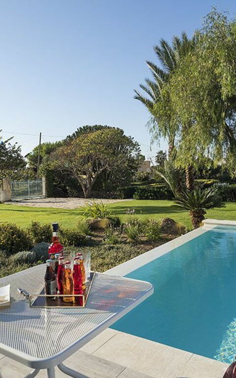 Villa Salinella: basseng, Hage