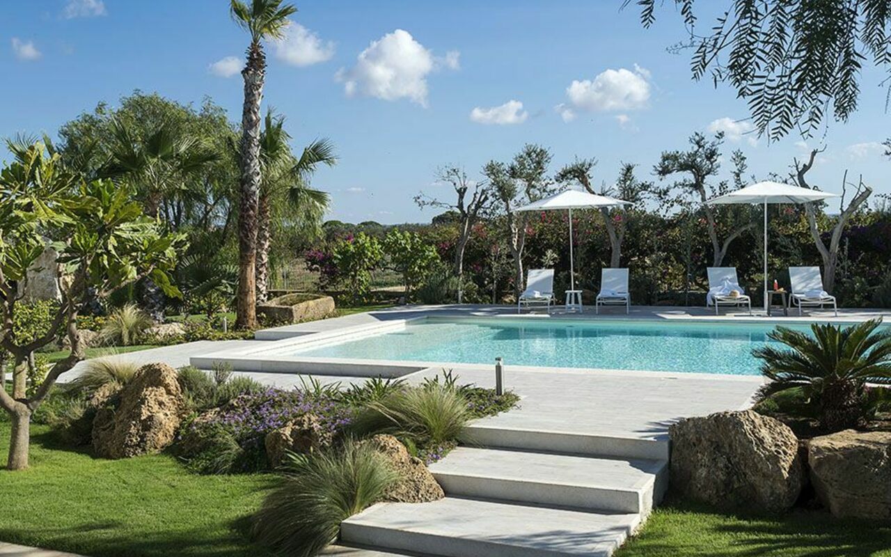 Villa Salinella: basseng, Hage