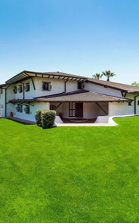 Blu Moon: Eksteriør, Hage