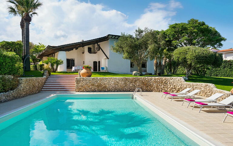 Blu Moon: basseng, Eksteriør, Hage