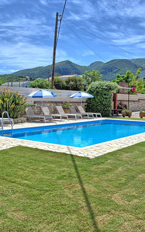 Acharavi Beach Villa: basseng, Hage, Utendørs