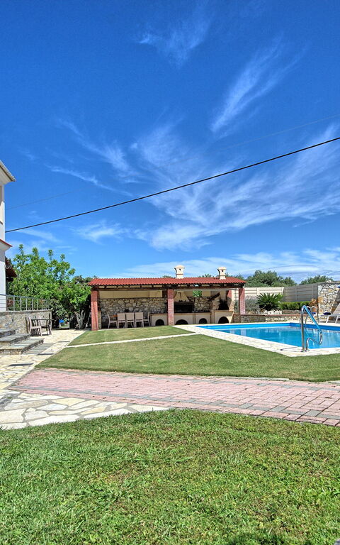 Acharavi Beach Villa: basseng, Hage, Utendørs