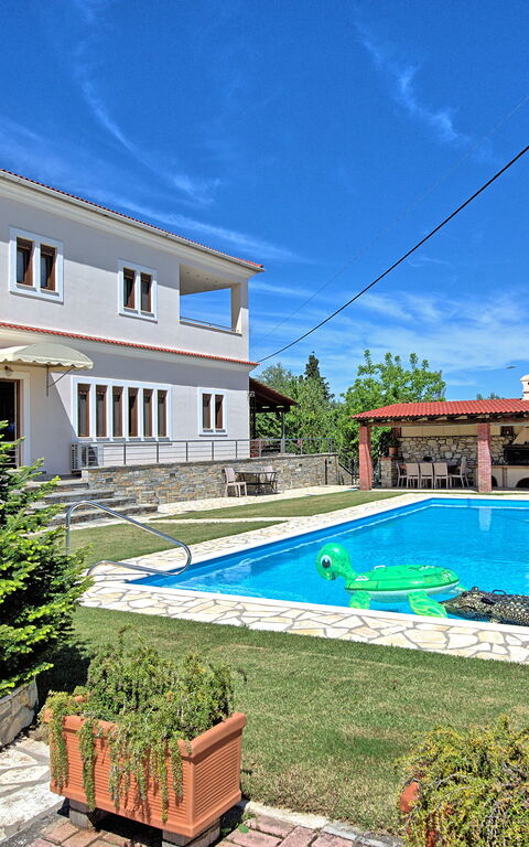 Acharavi Beach Villa: Hage, Utendørs