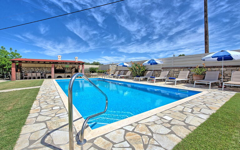 Acharavi Beach Villa: basseng, Hage, Sommer, Utendørs