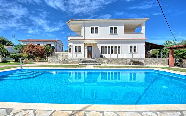 Acharavi Beach Villa: basseng, Sommer, Utendørs