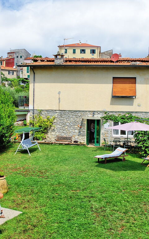 Casa Al Bosco: basseng, Hage