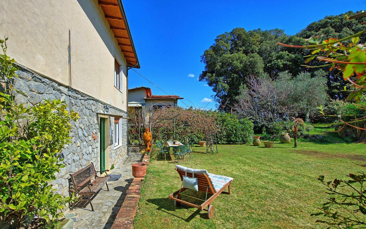 Casa Al Bosco: Hage, Utendørs