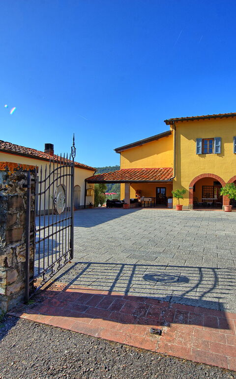 Casalta: Eksteriør, Utendørs