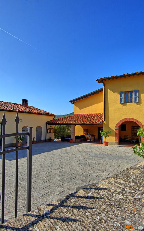 Casalta: Eksteriør, Utendørs