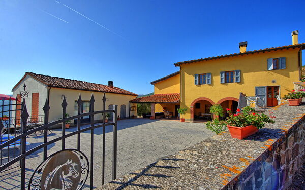 Casalta: Eksteriør, Utendørs