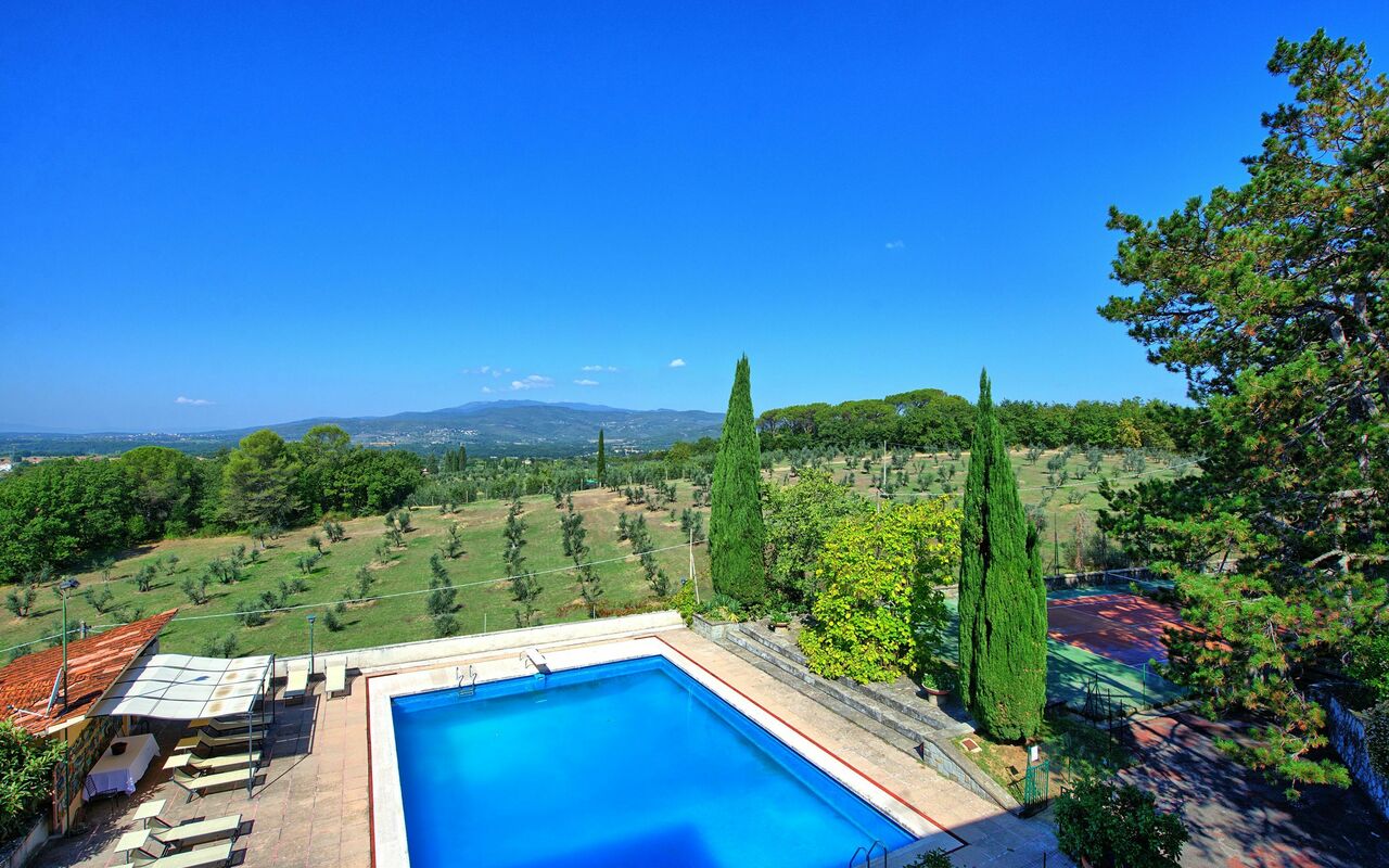 Villa Cuculo: basseng, Hage