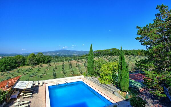 Villa Cuculo: basseng, Hage