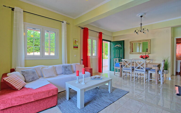 Beachfront Villa Rania: Kjøkken, Lunsjrom, Stue