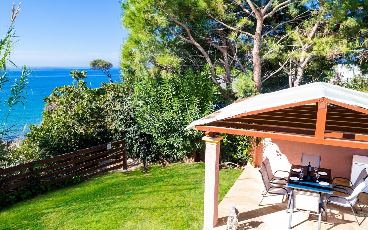 Beachfront Villa Rania: Balkong / terrasse / uteplass, Hage, Utendørs