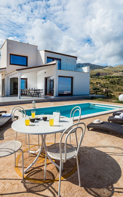 Villa Livreri: basseng, Hage, Sommer, Utendørs