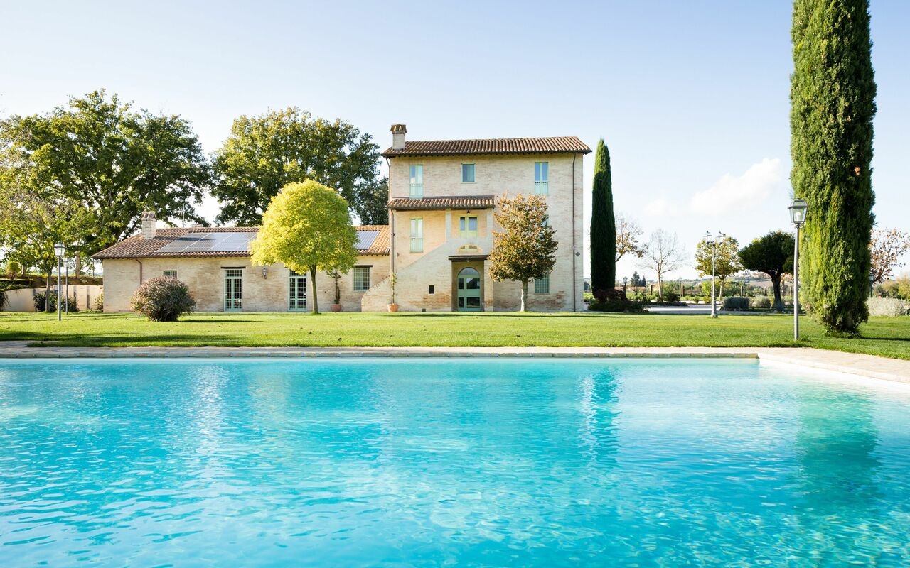 Villa Apollinare: basseng, Sommer