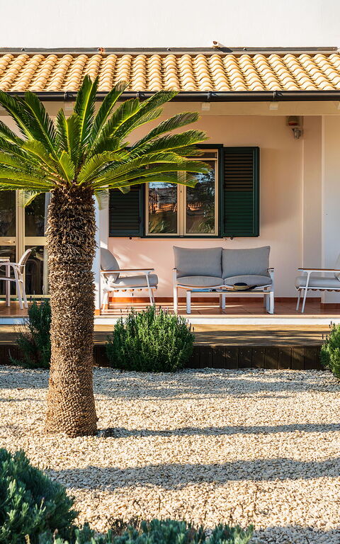 Anny: Eksteriør, Hage