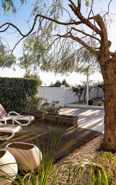 Anny: Eksteriør, Hage