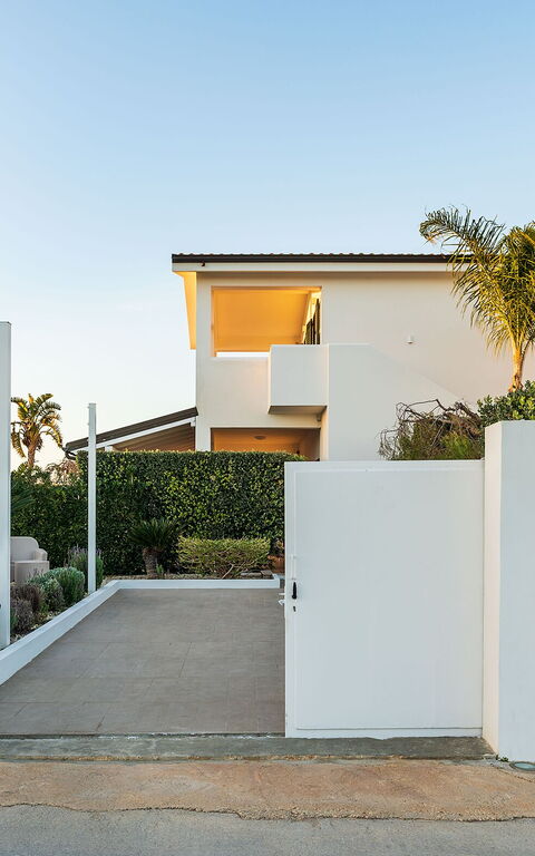 Anny: Eksteriør, Hage