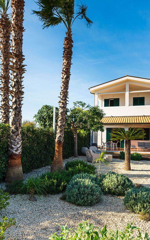 Anny: Eksteriør, Hage