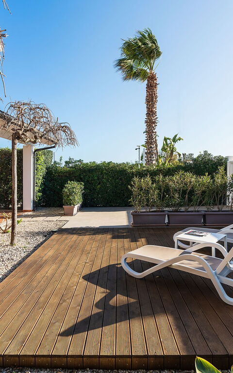 Anny: Eksteriør, Hage