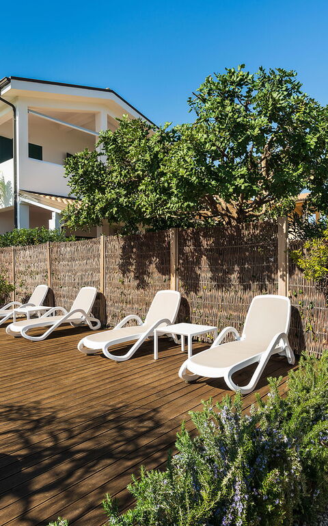 Anny: Eksteriør, Hage