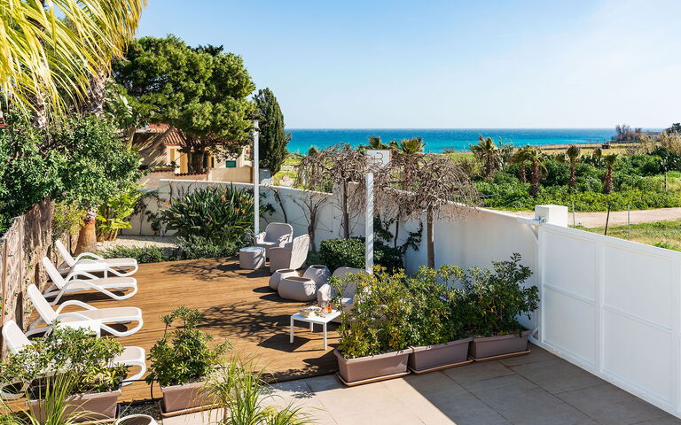 Anny: Eksteriør, Hage